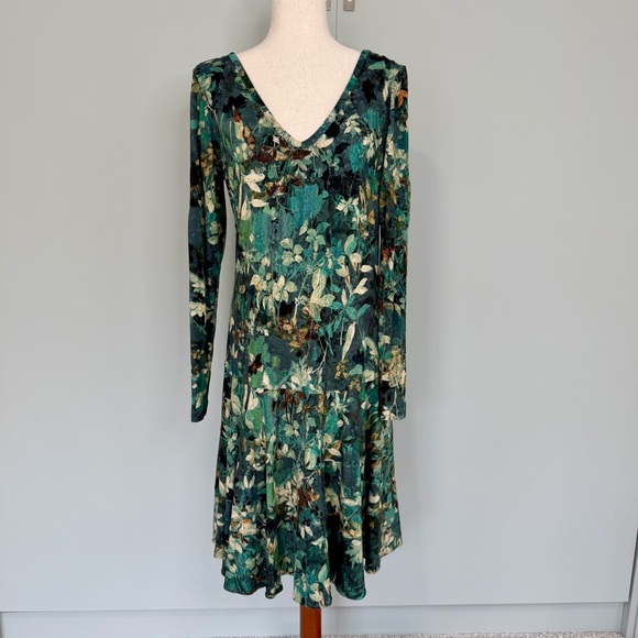 PERUVIAN CONNECTION Long Sleeve V-neck Green Botanical Midi Dress - Picture 4 of 7